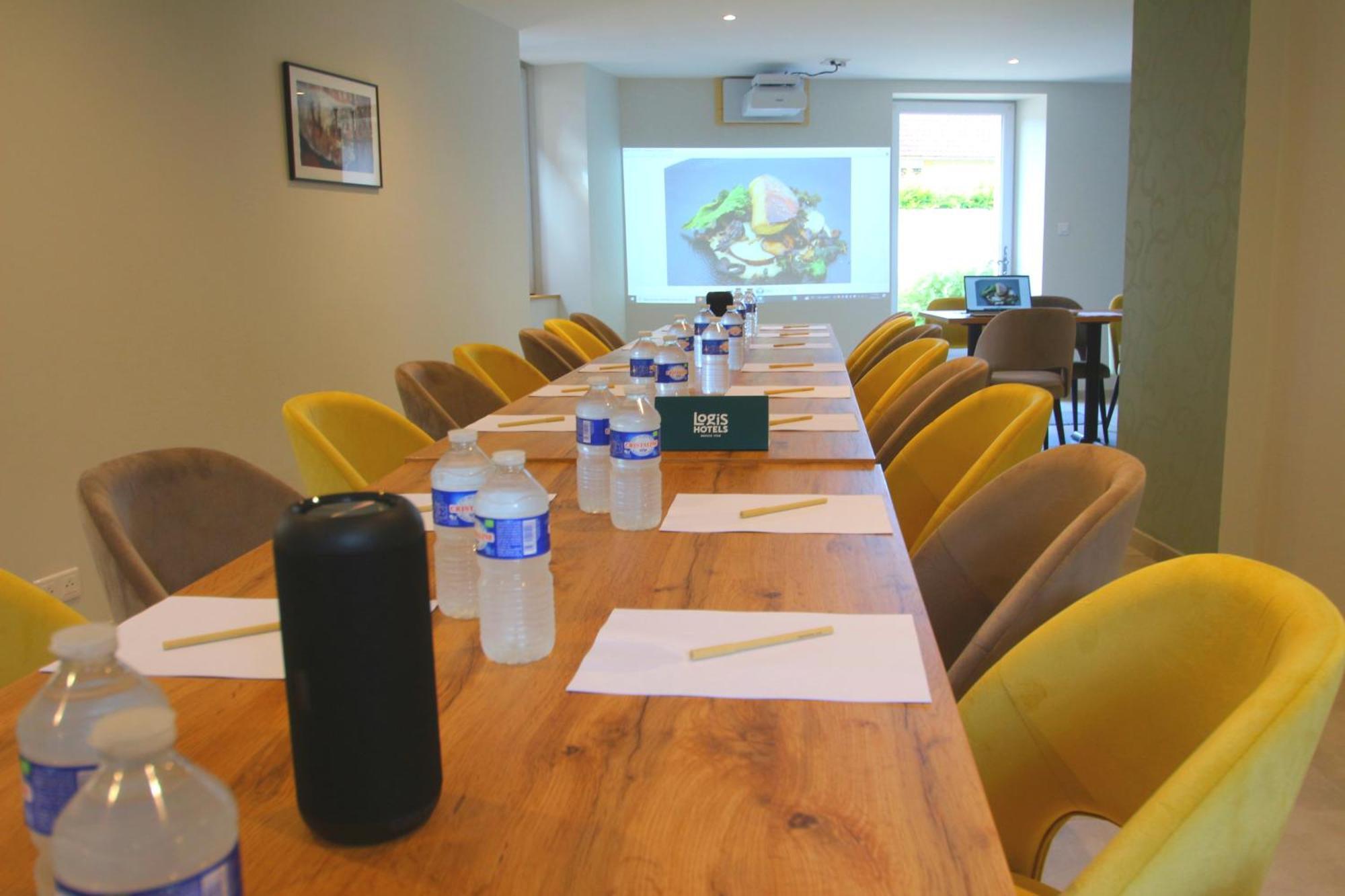 Logis Hotel Archambeau Thonac エクステリア 写真