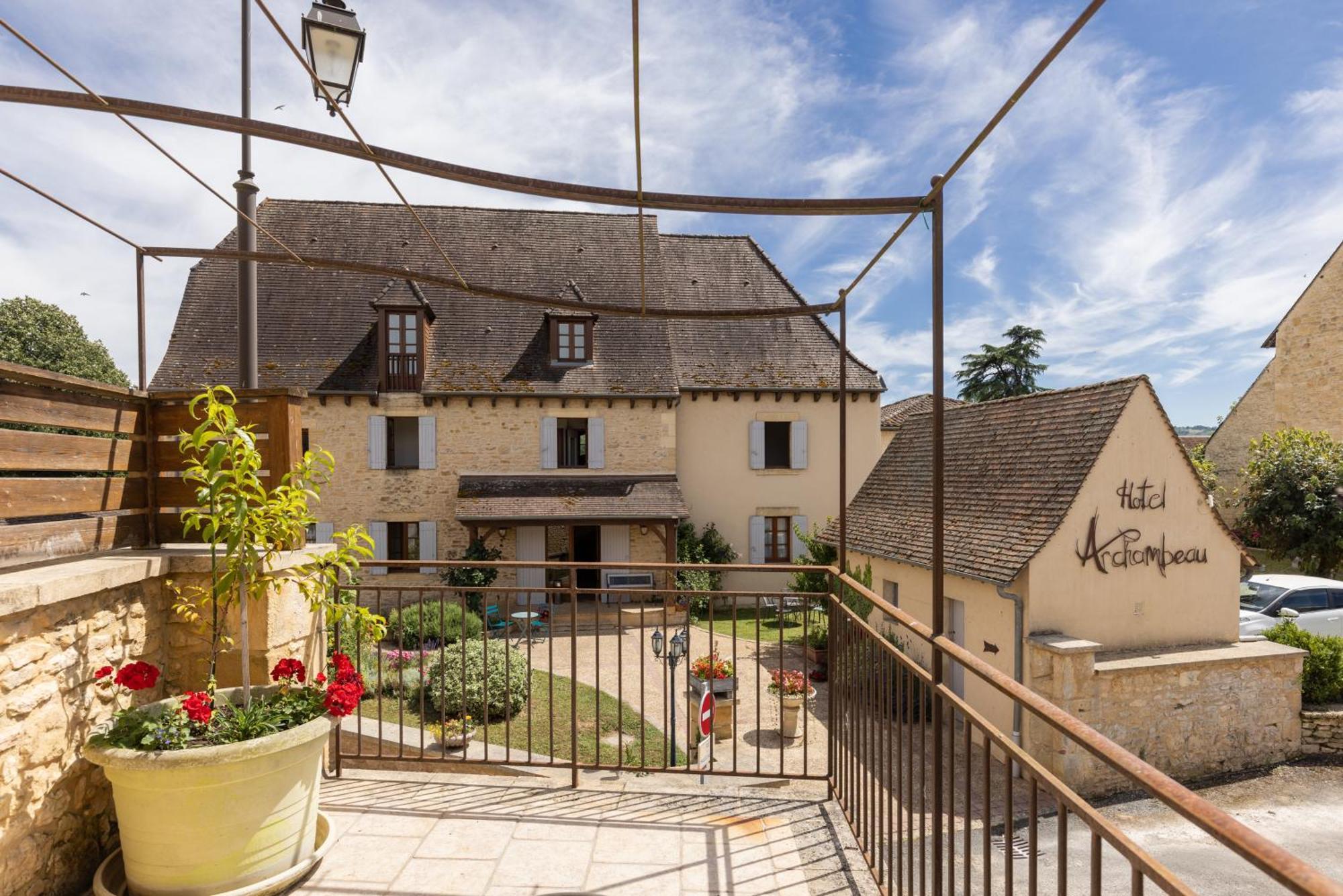 Logis Hotel Archambeau Thonac エクステリア 写真