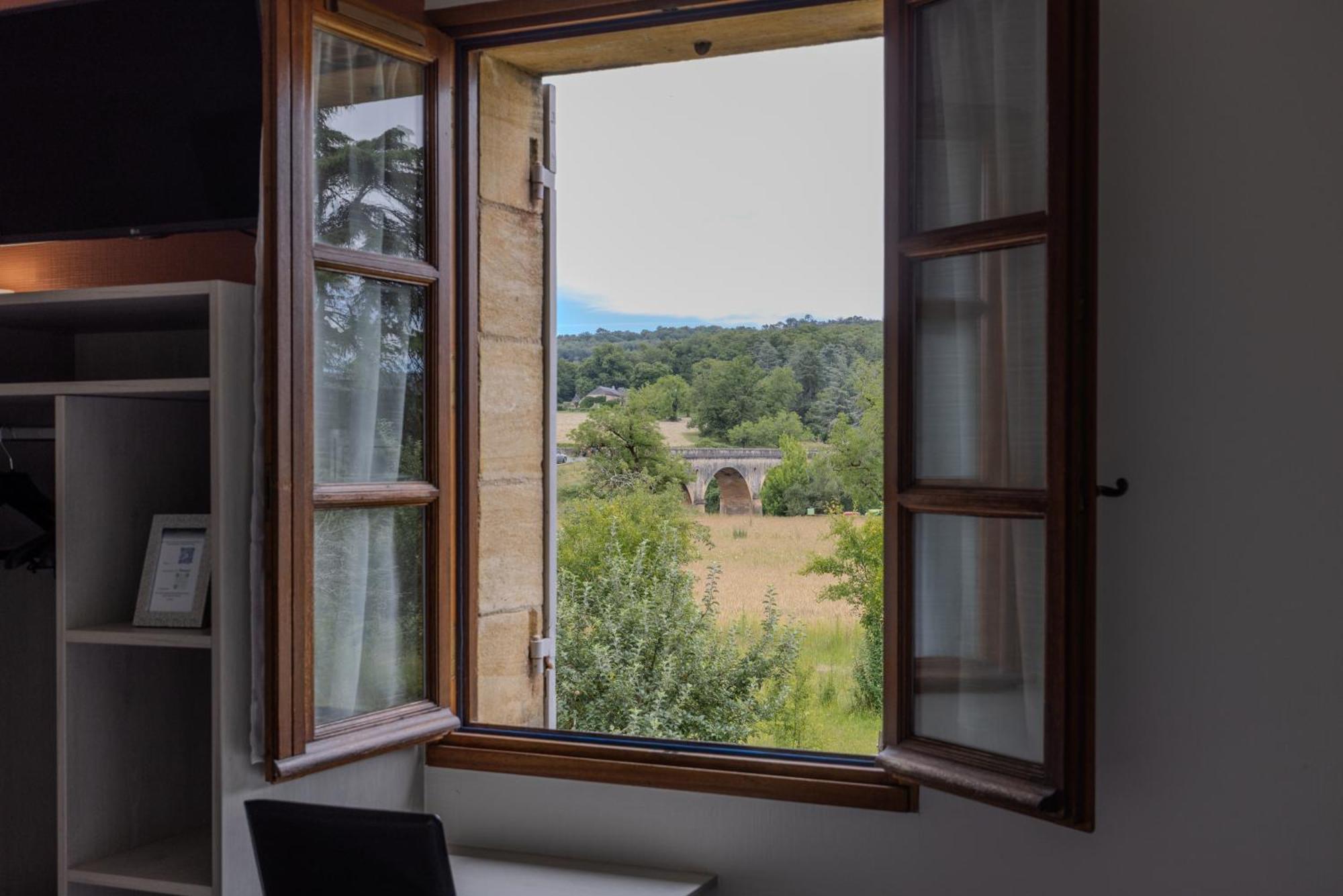 Logis Hotel Archambeau Thonac エクステリア 写真